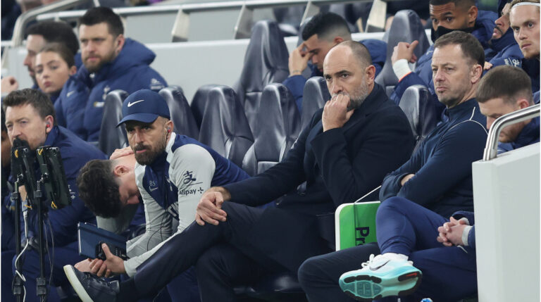 Ein frustrierter Igor Tudor an der Seitenlinie im Stadion von Tottenham Hotspur.