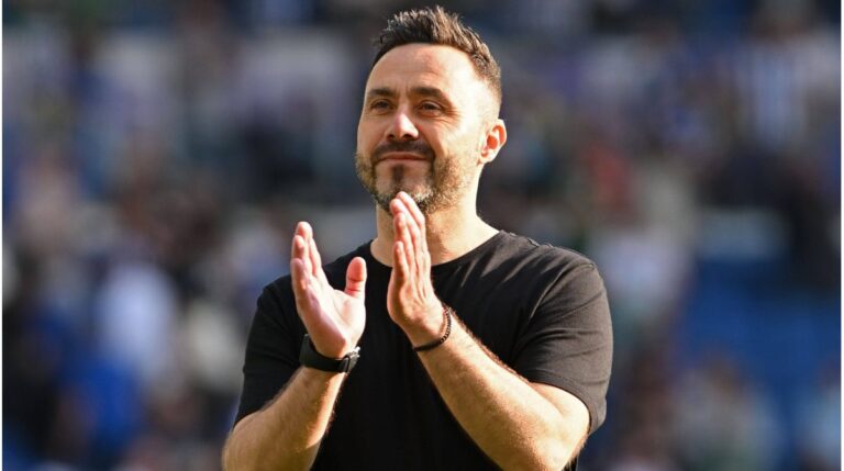 Trainer Roberto De Zerbi gibt am Spielfeldrand lautstark Anweisungen an seine Mannschaft