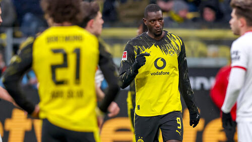Serhou Guirassy im Trikot von Borussia Dortmund blickt fokussiert auf das Spielfeld