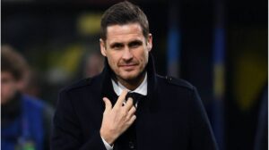 Enttäuschter Tottenham-Spieler auf dem Rasen nach einer Niederlage in der Premier League