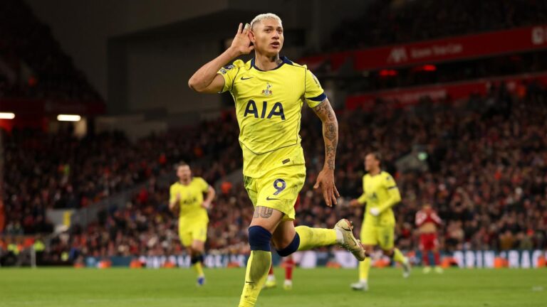Richarlison bejubelt im Trikot von Tottenham Hotspur seinen späten Ausgleichstreffer gegen den FC Liverpool