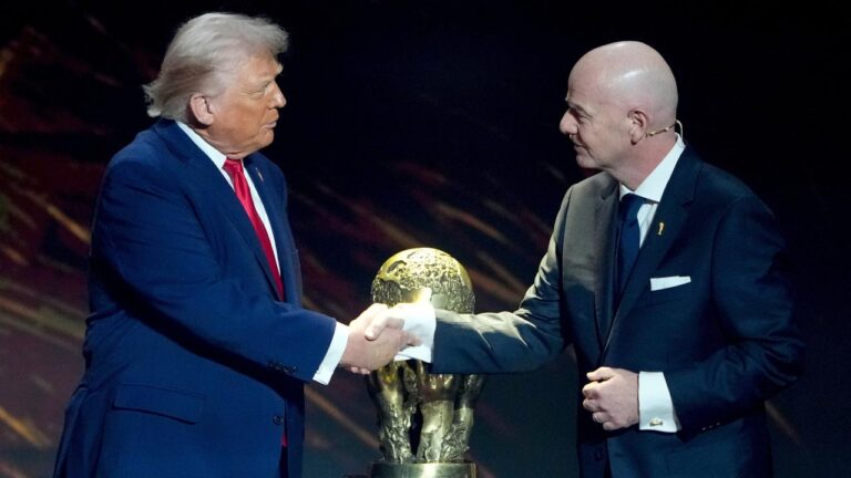FIFA-Präsident Gianni Infantino und US-Präsident Donald Trump im Gespräch