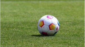 Polizei im Einsatz vor einem Fußballstadion während einer Razzia in Tschechien