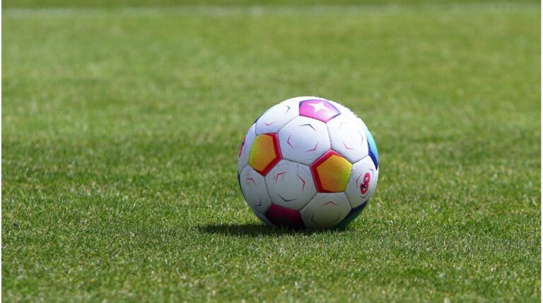 Polizei im Einsatz vor einem Fußballstadion während einer Razzia in Tschechien