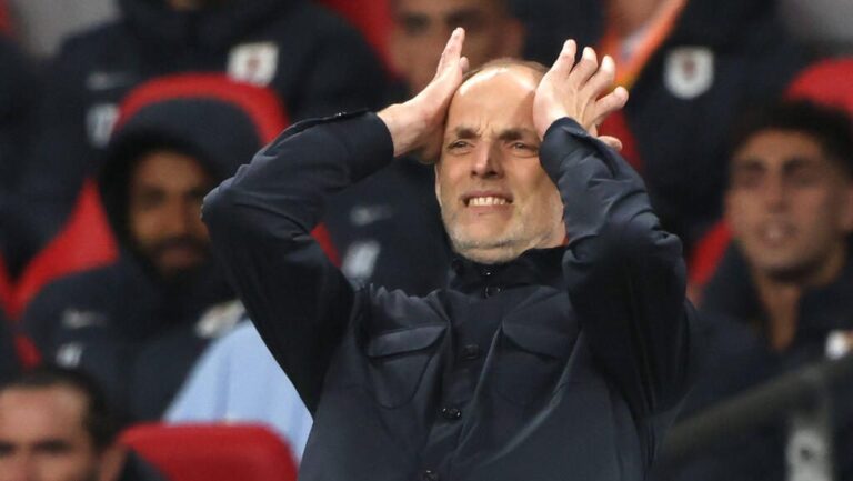 Nationaltrainer Thomas Tuchel steht nachdenklich am Spielfeldrand beim Länderspiel zwischen England und Uruguay