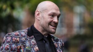 Schwergewichtsboxer Tyson Fury schlägt sich mit Boxhandschuhen auf die Brust