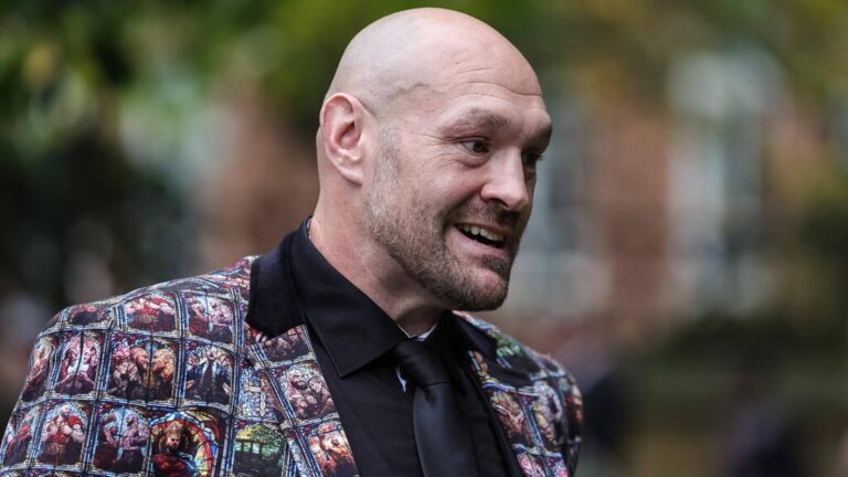 Schwergewichtsboxer Tyson Fury schlägt sich mit Boxhandschuhen auf die Brust