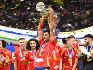 Spieler der Nationalmannschaften von Spanien und Argentinien bei einem Länderspiel auf dem Rasen