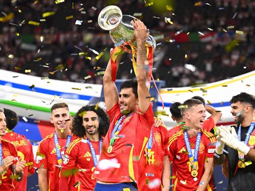 Spieler der Nationalmannschaften von Spanien und Argentinien bei einem Länderspiel auf dem Rasen