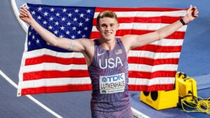 Leichtathlet Cooper Lutkenhaus bejubelt seinen historischen Sieg über 800 Meter bei der Hallen-WM