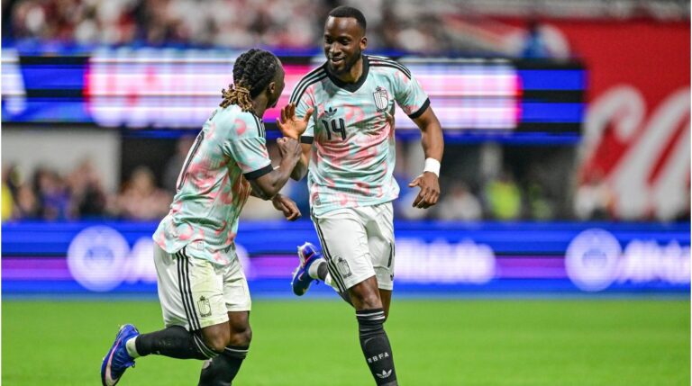 Enttäuschte US-Nationalspieler auf dem Rasen nach der Testspiel-Niederlage gegen Belgien.