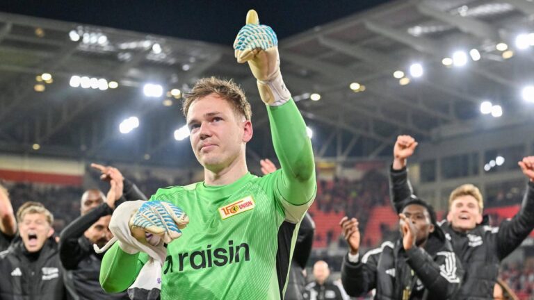 Torwart Matheo Raab von Union Berlin jubelt nach dem späten 1:0-Auswärtssieg im Bundesliga-Spiel beim SC Freiburg.