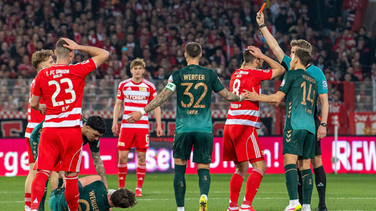 Schiedsrichter zeigt einem Spieler von Union Berlin die Rote Karte auf dem Spielfeld