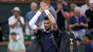 Tennisspieler Novak Djokovic blickt während eines Matches nachdenklich auf den Platz