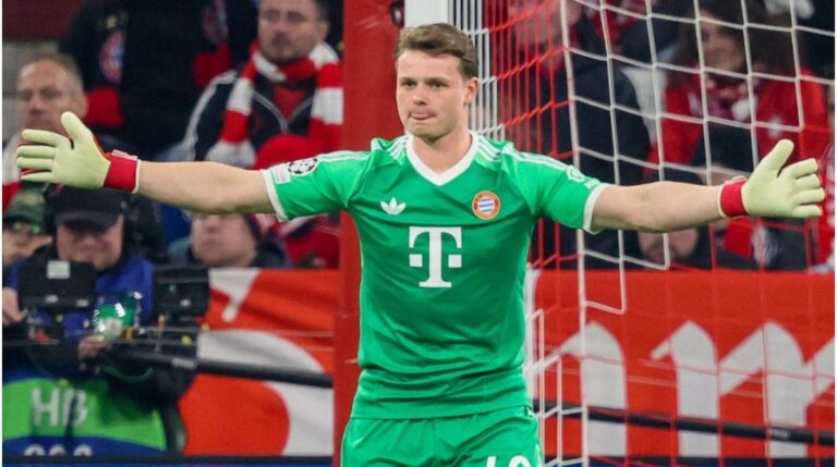 Torhüter Jonas Urbig und Julian Nagelsmann beim Training der deutschen Nationalmannschaft