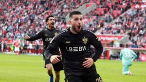 Deniz Undav vom VfB Stuttgart jubelt auf dem Spielfeld über seinen Treffer