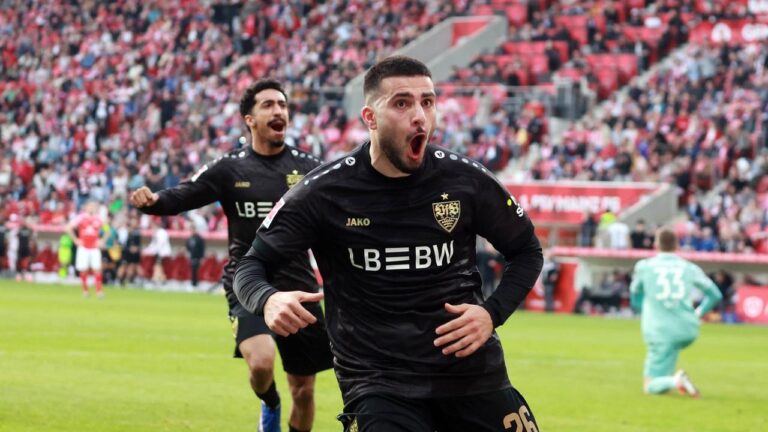 Deniz Undav vom VfB Stuttgart jubelt auf dem Spielfeld über seinen Treffer