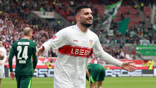 Deniz Undav vom VfB Stuttgart jubelt entschlossen im Trikot der Schwaben