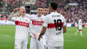 Bilal El Khannouss jubelt im Trikot des VfB Stuttgart auf dem Spielfeld
