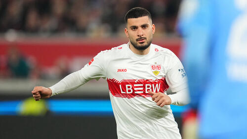 Deniz Undav im Trikot des VfB Stuttgart gestikulierend auf dem Spielfeld