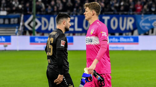Deniz Undav und Alexander Nübel im Trikot des VfB Stuttgart auf dem Spielfeld