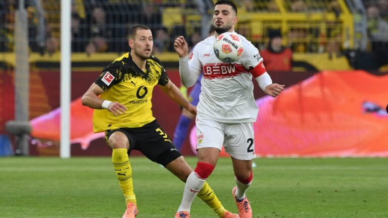 Spieler von Borussia Dortmund und dem VfB Stuttgart kämpfen in einem Bundesliga-Spiel um den Ball