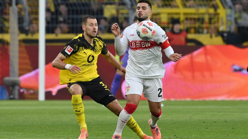 Spieler von Borussia Dortmund und dem VfB Stuttgart kämpfen in einem Bundesliga-Spiel um den Ball