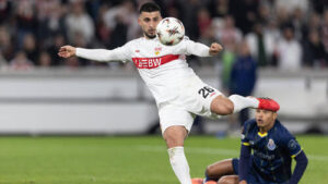 Deniz Undav vom VfB Stuttgart blickt hochkonzentriert auf das Spielfeld