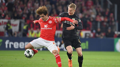 Deniz Undav und Jamie Leweling vom VfB Stuttgart klatschen nach einem Torerfolg ab