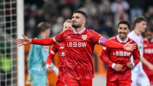 Deniz Undav vom VfB Stuttgart bejubelt einen Treffer gegen den FC Augsburg