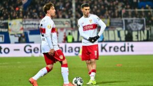 Bilal El Khannouss im Trikot des VfB Stuttgart jubelnd auf dem Spielfeld