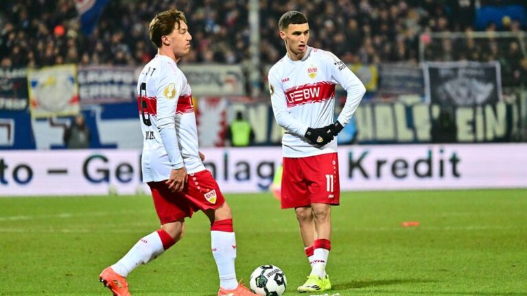 Bilal El Khannouss im Trikot des VfB Stuttgart jubelnd auf dem Spielfeld