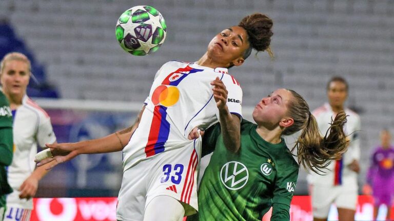 Frauenmannschaft des VfL Wolfsburg beim Einlauf auf den Platz vor einem Champions-League-Spiel