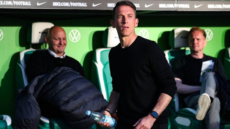 Daniel Bauer und Peter Christiansen im Gespräch beim Training des VfL Wolfsburg
