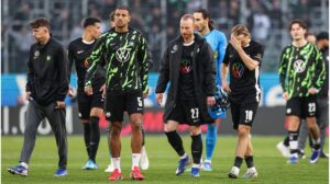 Enttäuschter Spieler des VfL Wolfsburg mit gesenktem Kopf auf dem Rasen nach der Niederlage gegen Bremen