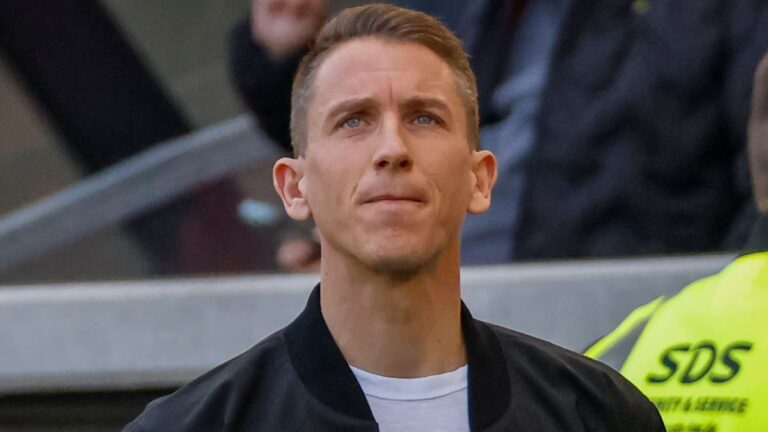 VfL Wolfsburg Trainer Daniel Bauer gestikuliert dirigierend an der Seitenlinie während eines Spiels