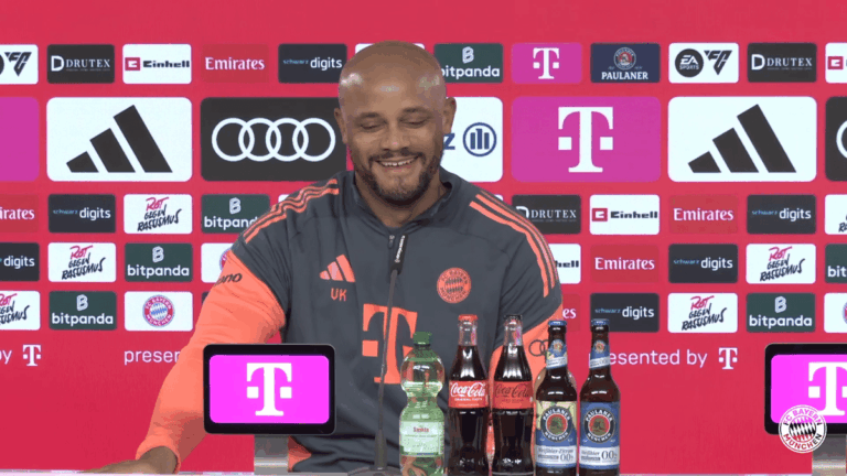 Vincent Kompany auf der Pressekonferenz des FC Bayern München am Mikrofon