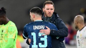 Bundestrainer Julian Nagelsmann gibt am Spielfeldrand Anweisungen an die Spieler der deutschen Nationalmannschaft