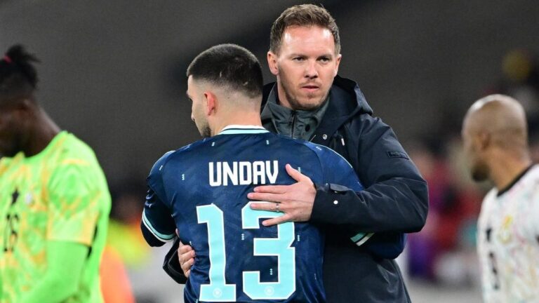 Bundestrainer Julian Nagelsmann gibt am Spielfeldrand Anweisungen an die Spieler der deutschen Nationalmannschaft