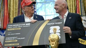 Erzürnte Fußballfans mit Protest-Plakaten gegen die Ticketpreise der FIFA
