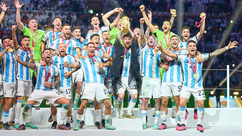 Der FIFA WM-Pokal vor einer Grafik mit den Flaggen der Gastgeberländer USA, Kanada und Mexiko