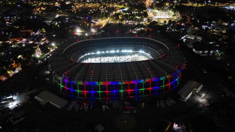 Die iranische Fußball-Nationalmannschaft formiert sich vor einem Länderspiel auf dem Rasen.