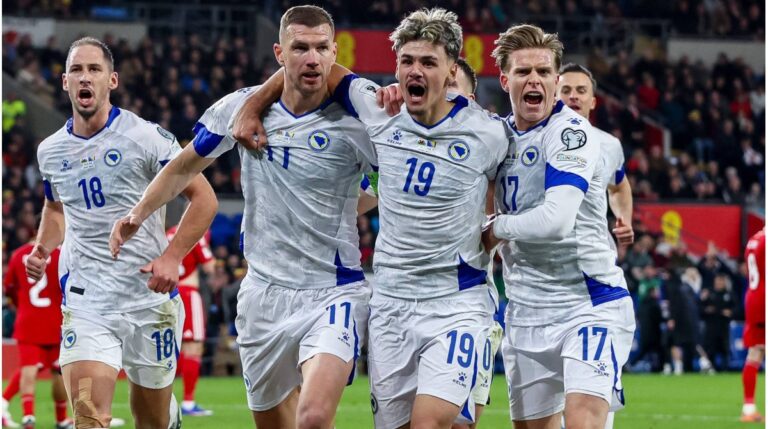 Edin Dzeko im Trikot der bosnischen Nationalmannschaft blickt hochkonzentriert auf das Spielfeld