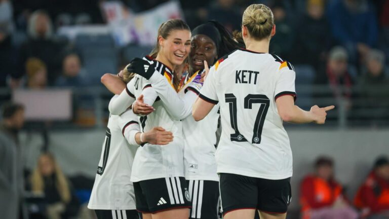 Jubelnde Spielerinnen der DFB-Frauen nach einem Torerfolg im Spiel gegen Norwegen