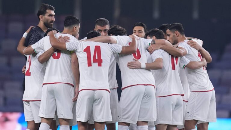 Iranische Nationalmannschaft beim Aufstellen vor einem Länderspiel