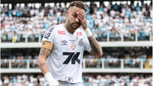 Ein sichtlich enttäuschter Neymar im gelben Trikot der brasilianischen Nationalmannschaft