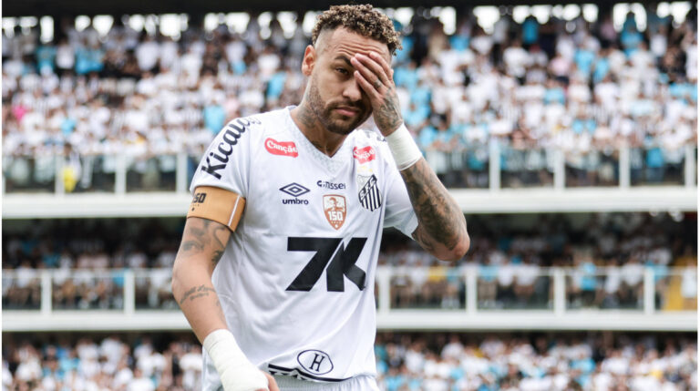 Ein sichtlich enttäuschter Neymar im gelben Trikot der brasilianischen Nationalmannschaft