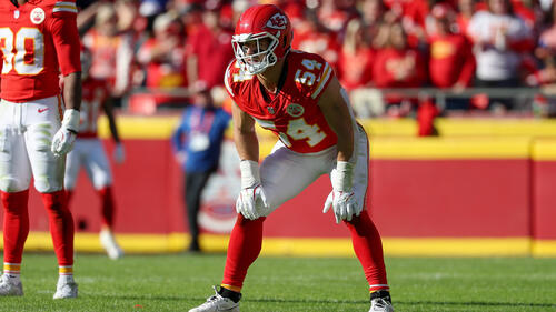 Leo Chenal im Trikot der Kansas City Chiefs in defensiver Position auf dem Spielfeld
