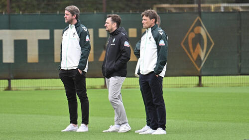 Kaderplaner Johannes Jahns und Geschäftsführer Clemens Fritz mit ernster Miene auf der Tribüne