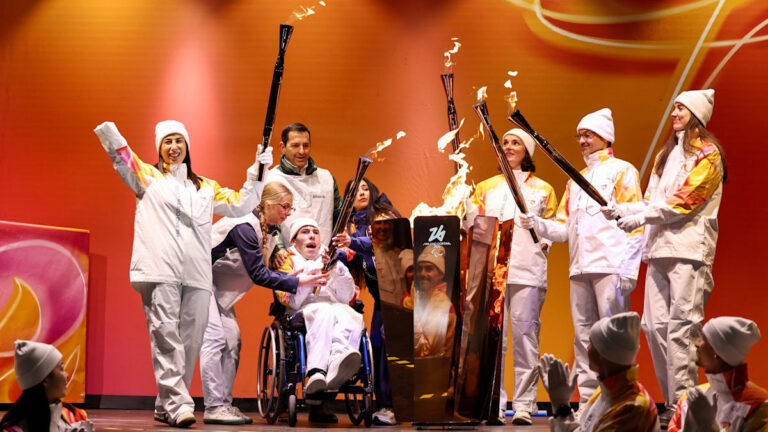 Deutsche Para-Athleten in Winterkleidung bereiten sich auf den Wettkampf im Schnee vor